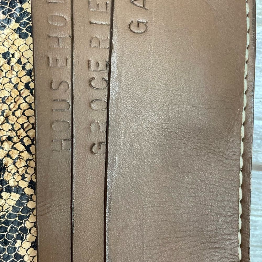 Leather snake skin wallet has cash pockets so that you can stick to your budget - Picture 7 of 14